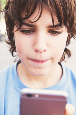 Chlapec se smartphonem/ilustrační foto